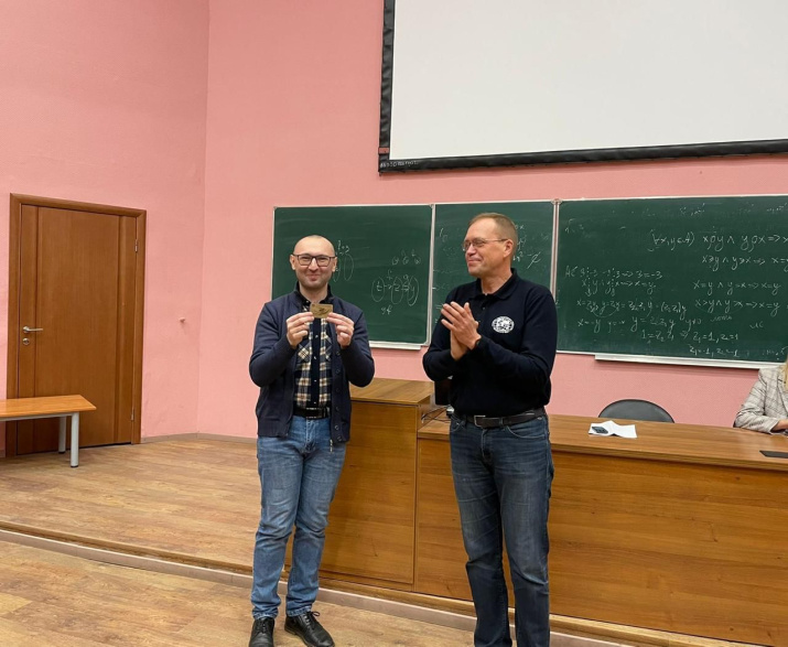 Вручение членского билета РГО Азату Идиатуллову.