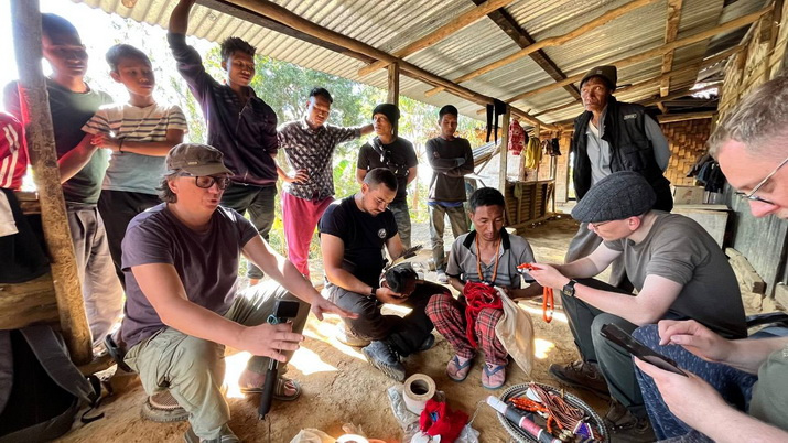 Участники экспедиции РГО общаются с местными жителями. Фото: Леонид Круглов