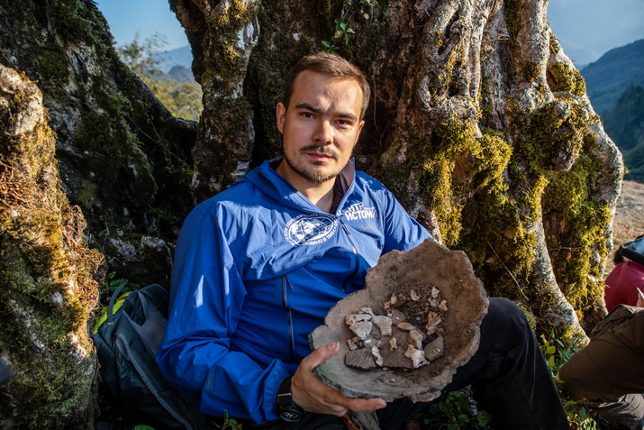 Руководитель экспедиции Антон Юрманов держит в руках фрагмент глиняного сосуда, который был найден под огромным фикусом в деревне Лонгва, штат Нагаленд. Фото: Леонид Круглов