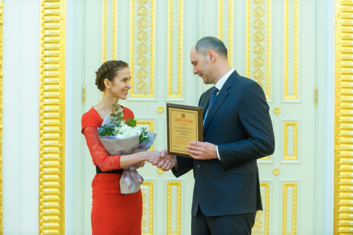 Ирина Филимонова получает диплом из рук губернатора. Фото: ОГУ
