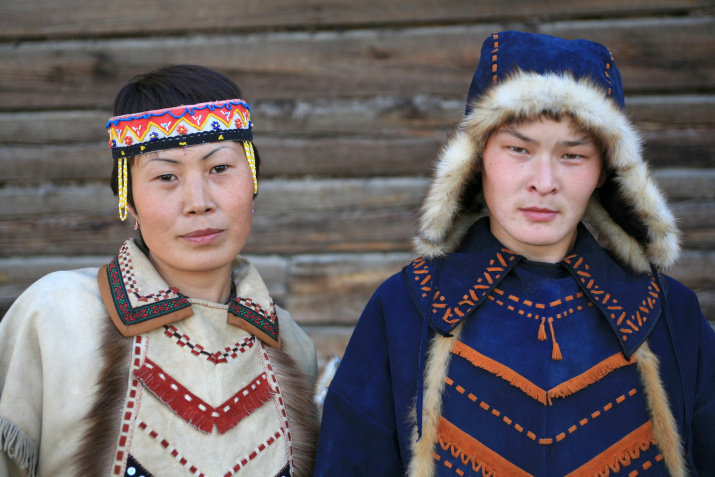 Девушка и юноша эвенки в национальных костюмах из села село Алла. Фото: Владимир Горбатовский