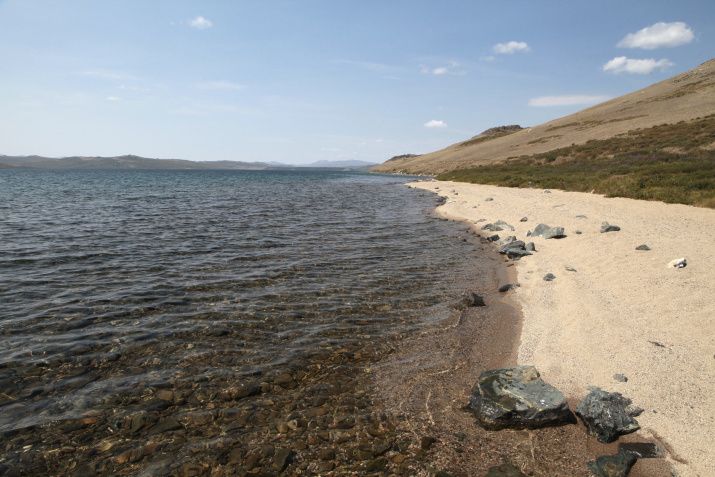 Песчаный берег озера Хиндиктиг-Холь. Фото: Владимир Горбатовский