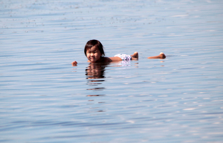 Юная купальщица в озере Дус-Холь. Фото: Владимир Горбатовский