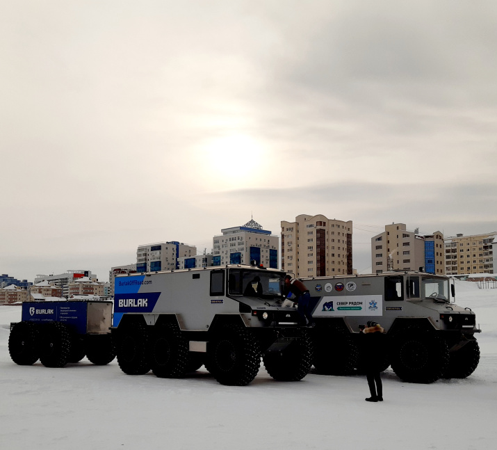 "Бурлаки" на льду реки Лены возле г. Якутска. Фото: А. Петрова