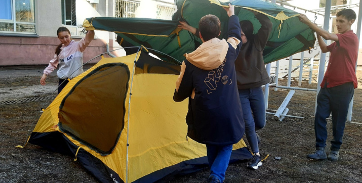 Установка палатки. Фото: Наталья Хамина