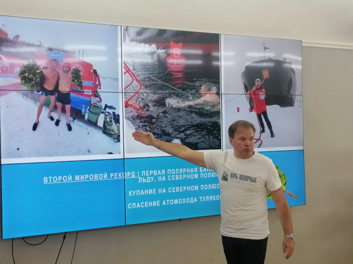 Игорь Крюков рассказывает о путешествии в Арктику. Фото: Олег Золотарёв
