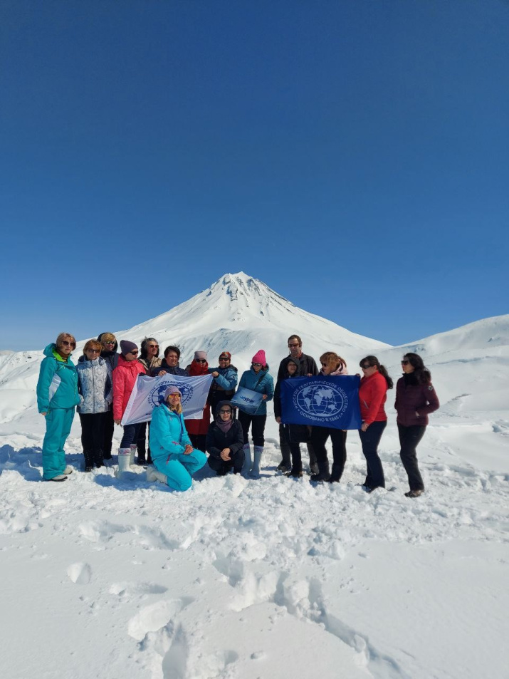 Участники "НЕурока географии» на фоне Вилючинского вулкана.