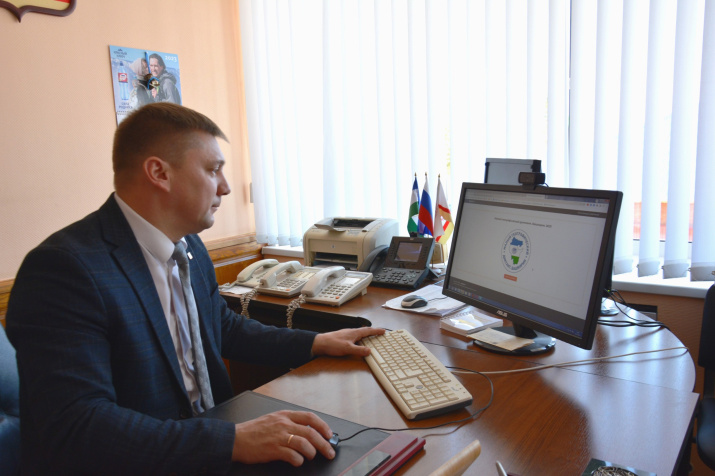 Вилдан Ситдиков принял участие в Малом географическом диктанте. Фото: пресс-служба администрации Нуримановского района