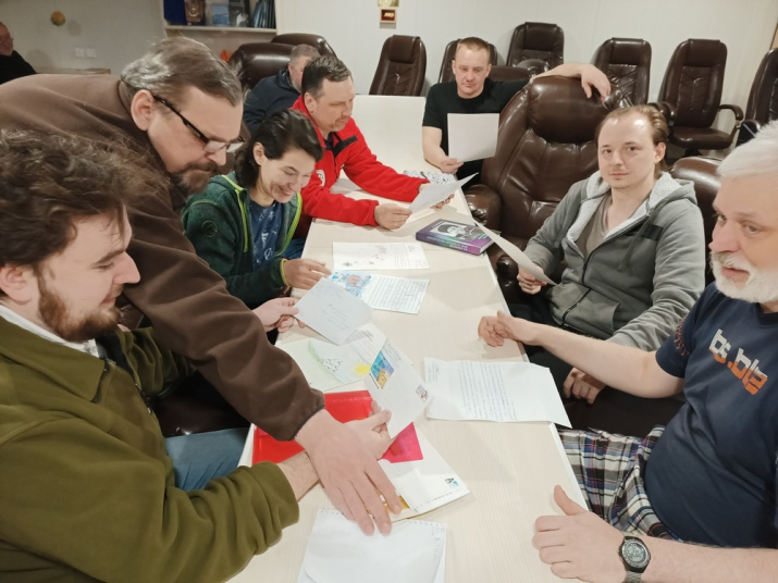 Полярники дрейфующей станции "Северный полюс - 41" получили письма детей
