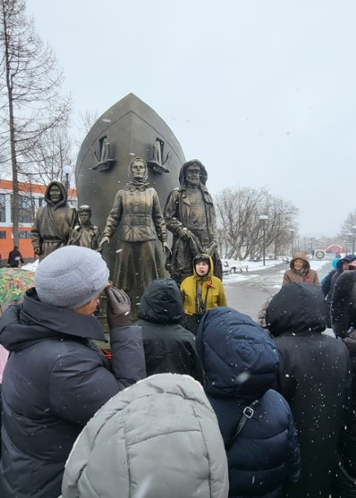 Ирина Кисличенко ведет экскурсию. Фото: Любовь Ахмедова.