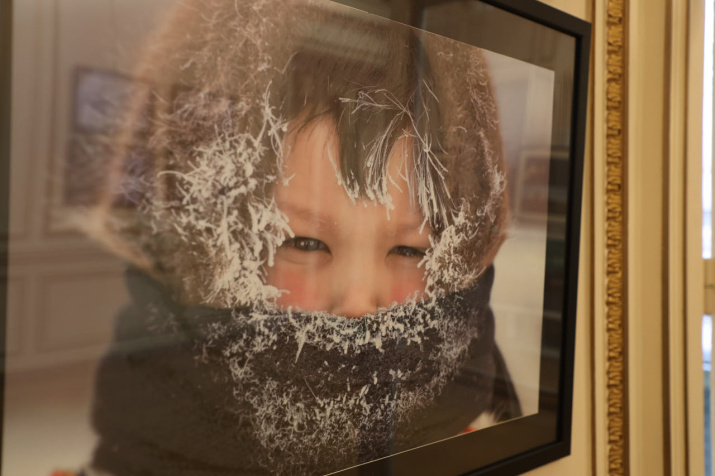 Работа Светланы Горбатых "Морозный денёк" на выставке РГО в Париже. Фото: Центр РГО во Франции