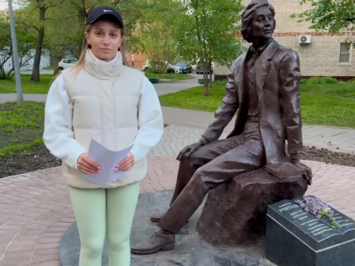 У памятника заслуженного учителя РФ, члена ЮНЕСКО по вопросам химического образования Николая Рябова; фото: Даниил Вяткин