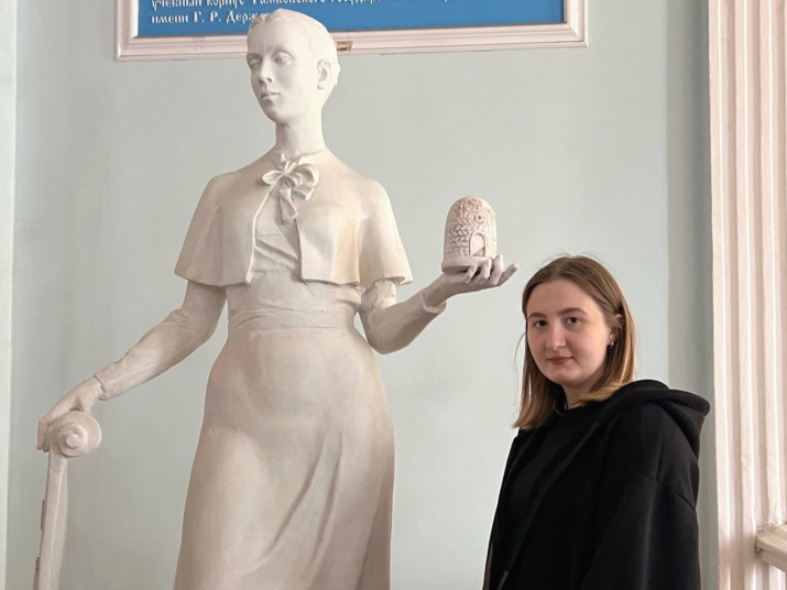 У памятника Благородной девице в здании Державинского университета; фото: Данила Лысенко