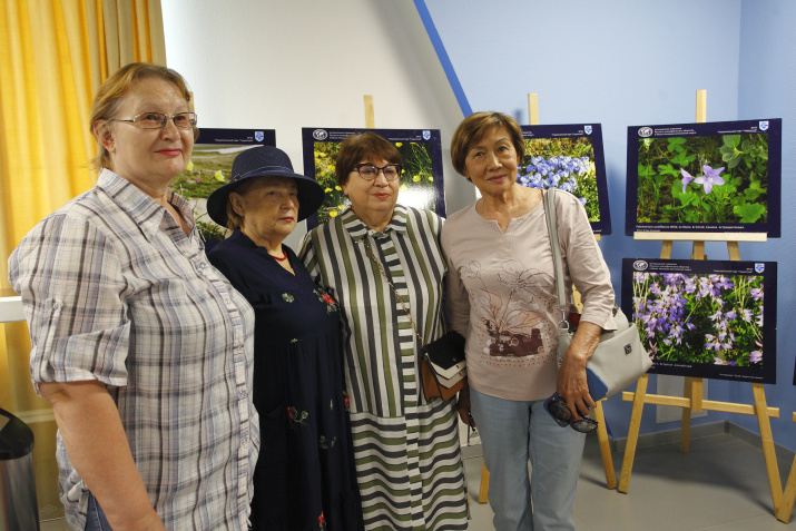 Представители Землячества на выставке.