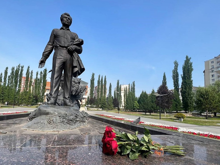 Возложение цветов к памятнику Мустая Карима. Фото: пресс-служба РО РГО в РБ