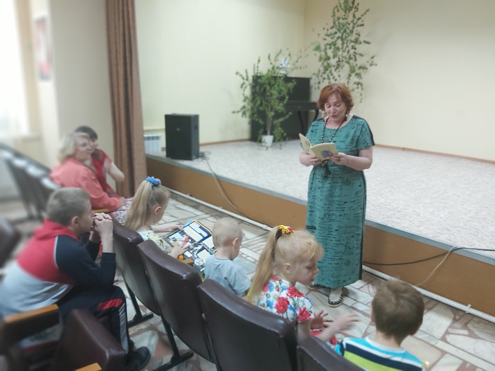 Нина Шеменкова читает стихи. Фото Владимира Немкова