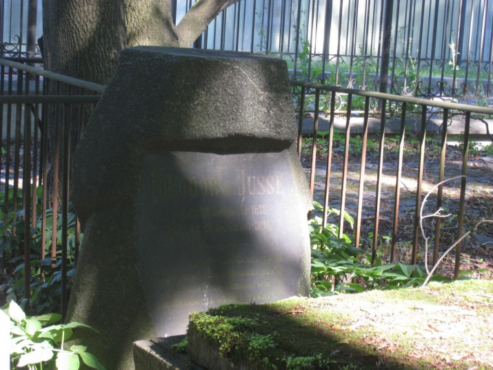 Эпитафия на памятнике Ф.Ф. Буссе: "Делая добро, да не унываем, ибо в свое время пожнем, если не ослабеем"