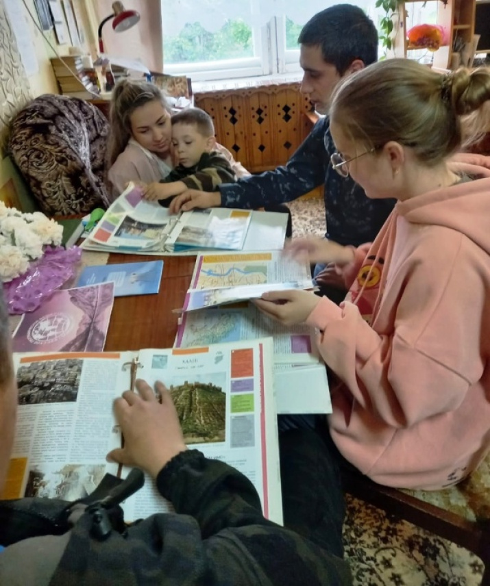 Юные путешественники готовят ответы на задания. Фото: Межпоселенческая Библиотека им. М. Горького Галичского муниципального района