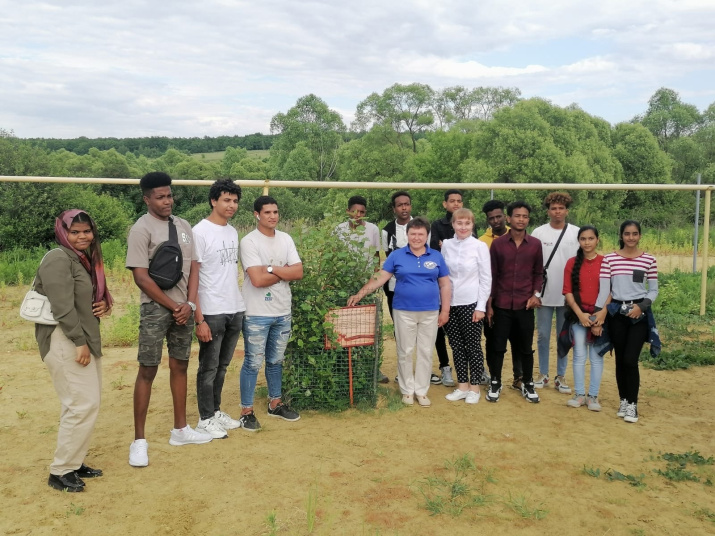 Иностранные студенты у Сталинградского тополя, фотография ПГАУ