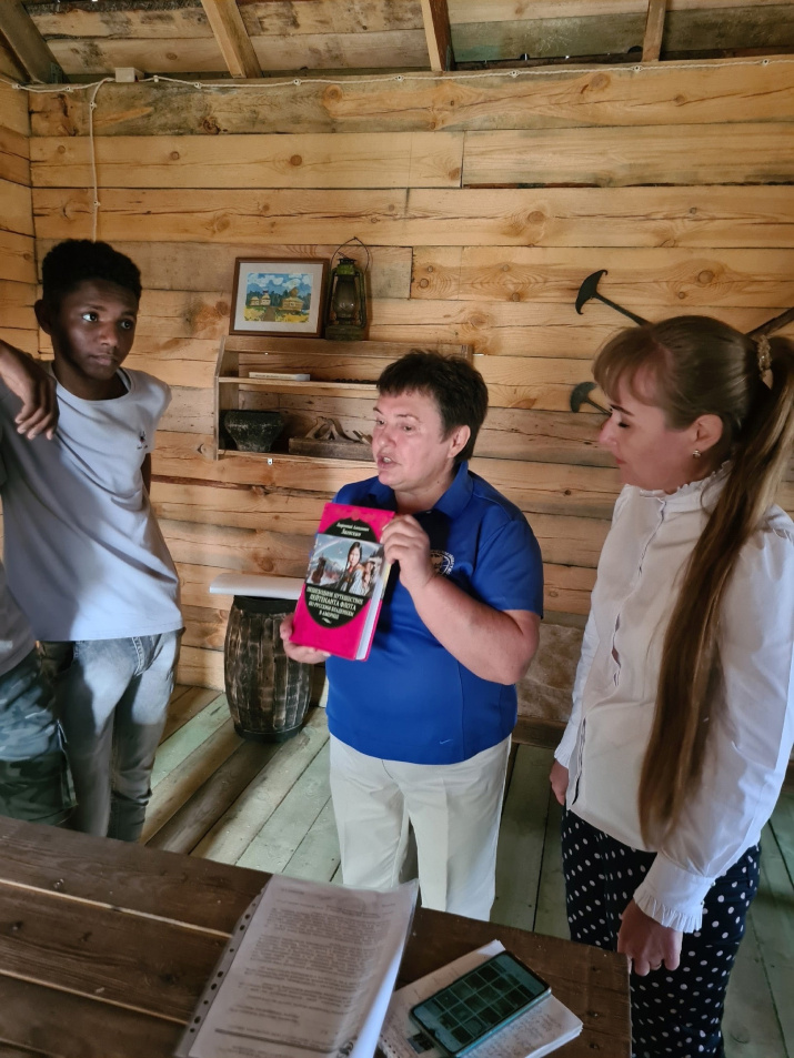 Галина Шатрова проводит экскурсию иностранным студентам, фотография ПГАУ