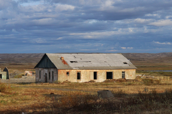 Заброшенные здания на мысе Скорбеевский. Фото: Анастасия Ягодина