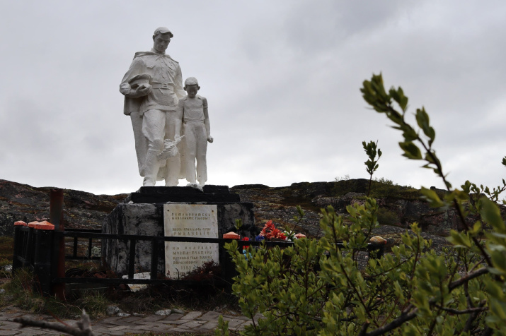 Памятник защитникам полуостровов Средний и Рыбачий. Фото: Алексей Яшкин