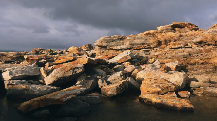 Берег рыжих скал. Фото: Алексей Яшкин