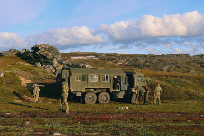 Один из экипажей экспедиции на полуострова Средний и Рыбачий. Фото: Анастасия Ягодина