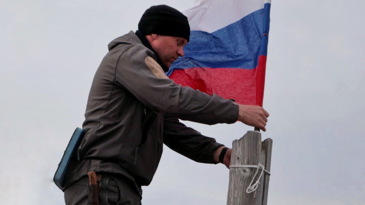 Водружение флага на перевале Муста-Тунтури. Фото: Алексей Яшкин