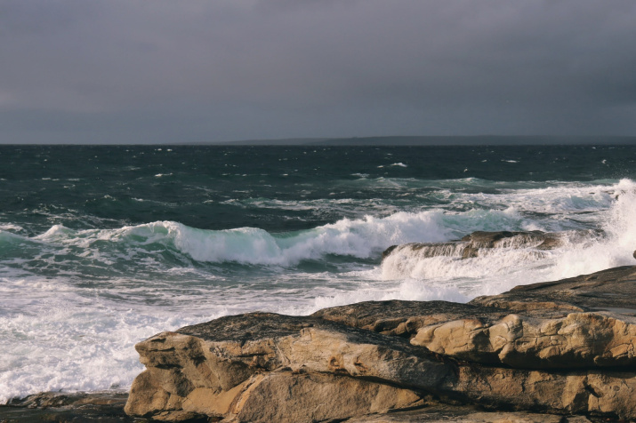 Берег рыжих скал. Фото: Анастасия Ягодина
