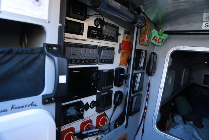 Приборная панель на лодке "Акрос". Фото из книги