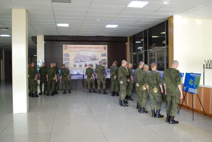Экспозиция вызвала большой интерес у военнослужащих. Фото: Николай Букин