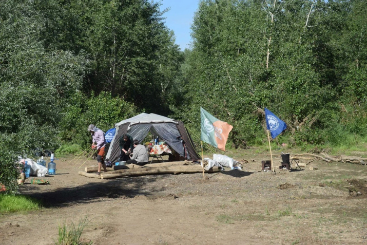 Ночёвка в палатках на берегу реки. Фото: МК "Оренбуржье"