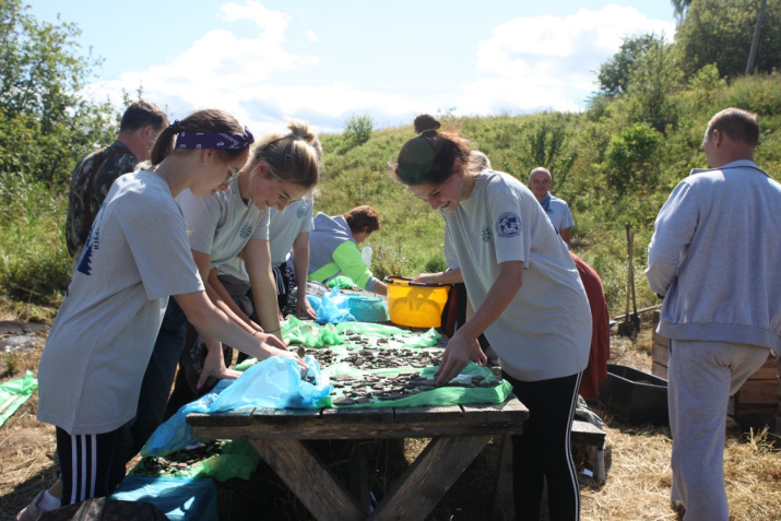 Добровольцы помогают экспедиции. Фото: Костромская археологическая экспедиция