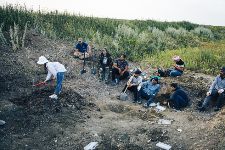Волонтёры получают практические знания непосредственно на раскопе. Фото: Михаил Денисов