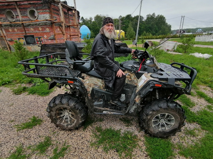 Фёдор Конюхов на своем железном "коне". Фото: Олег Золотарёв