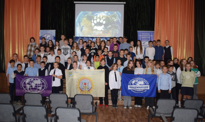 Участники показа. Фото: МК РГО Подгоренского лицея