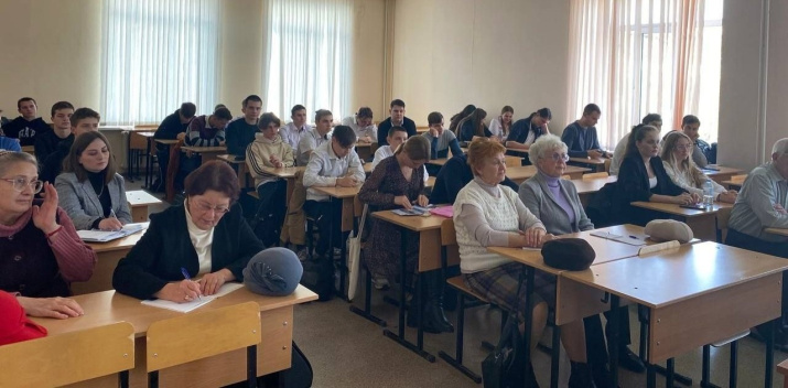 Член Совета Курского областного отделения РГО И.А. Гонеев выступил с темой «Уникальные топонимы Курской области». Фото: Валерия Логвинова