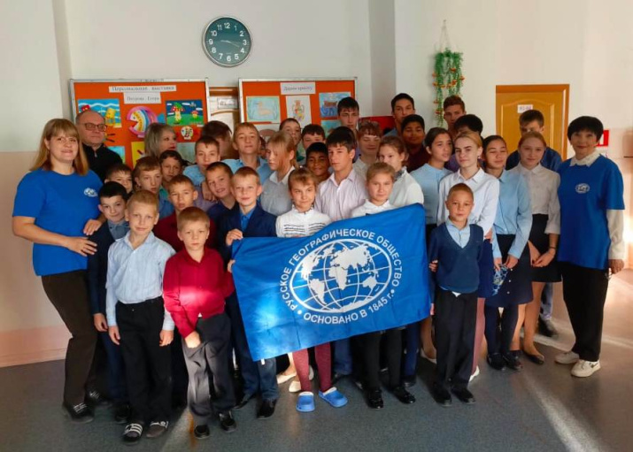 Дружный коллектив учащихся школы-интернат п. Бира и представители отделения РГО в ЕАО. Фото: Константин Лощилов
