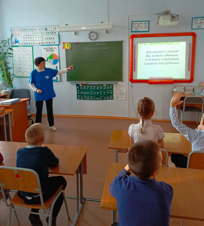 Галина Козленя загадывает ребятам чудесные загадки о лесе Фото: Константин Лощилов