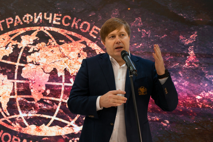 First Deputy Executive Director of the Russian Geographical Society Sergey Korlykhanov giving a welcoming speech at the stand of the Russian Geographical Society. Photo: Anna Yurgenson/RGS press service