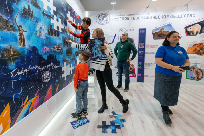 Посетители собирают карту-пазл России. Фото: Анна Юргенсон/пресс-служба РГО