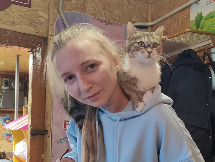 Юля и кошечка Буся; фото: Игорь Петров