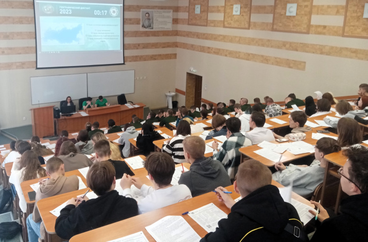 Идет диктант. Ауд. 401. Фото Евгения Гончарова