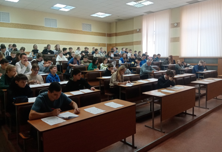 Идет диктант. Ауд. 354. Фото Евгения Гончарова