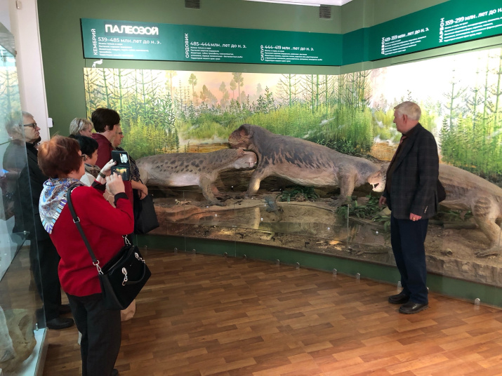 Экскурсию для географов ведет А. Столяров. Фото Валентина Абакирова