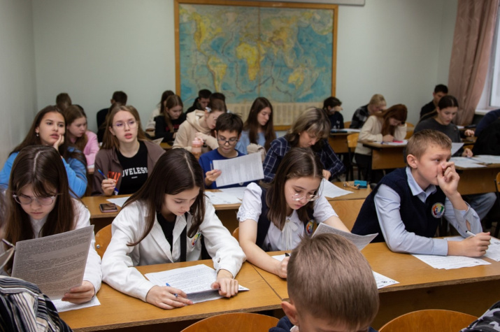 Участники Диктанта заполнили несколько аудиторий. Фото Лады Сыкчиной