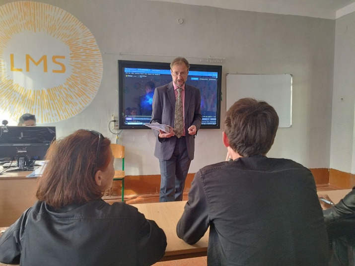 Криницын Игорь объясняет правила написания диктанта. Фото: Медиа-центр школы №33 г. Самарканда