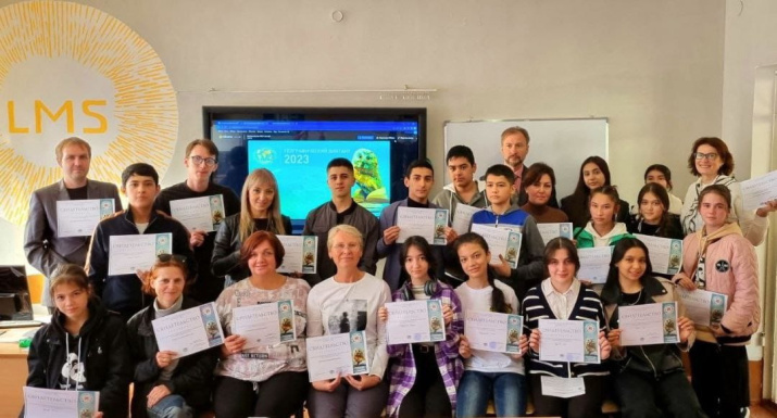 Участники диктанта. Фото: Медиа-центр школы №33 г. Самарканда