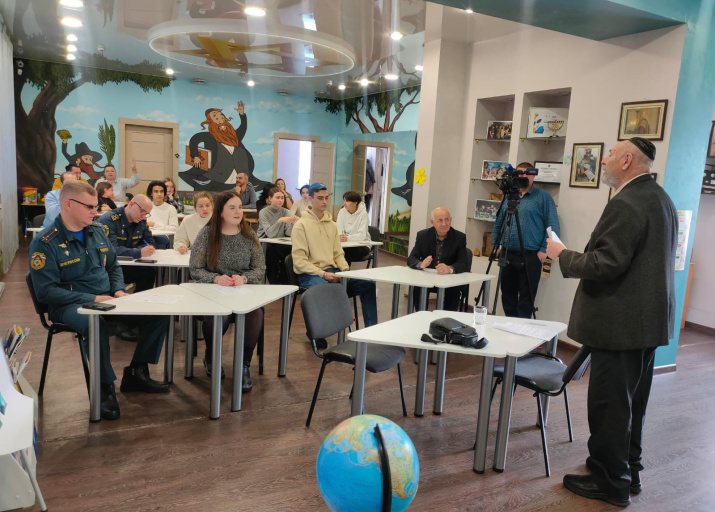 Викторина от знаменитого экскурсовода общины «Фрейд» Бориса Голубя в Еврейском молодежном центре. Фото: Ксения Поляк